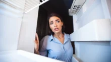 žena se dívá do lednice
