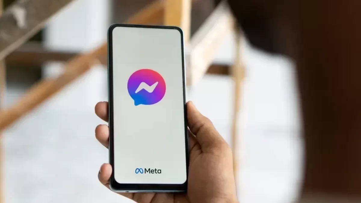 Mobil s aplikací messenger.