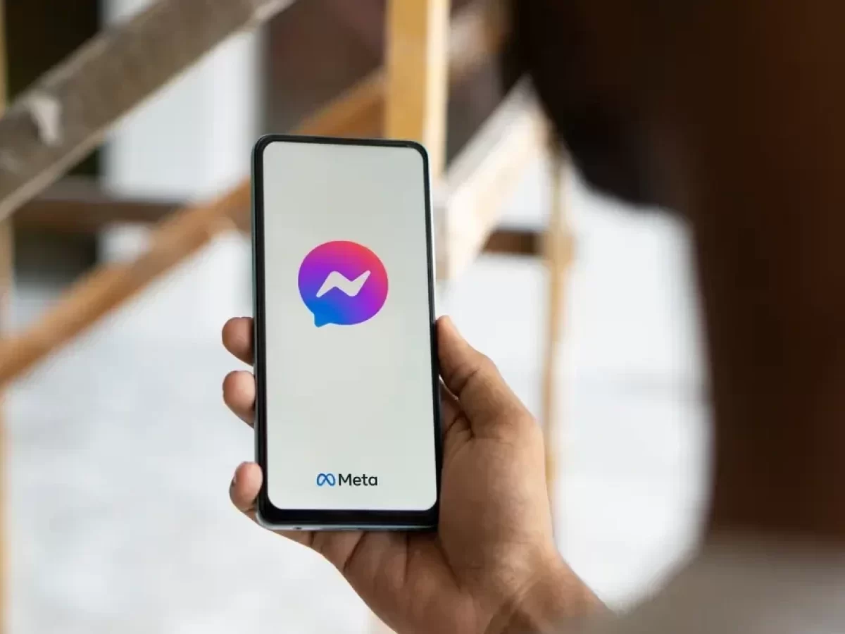 Mobil s aplikací messenger.
