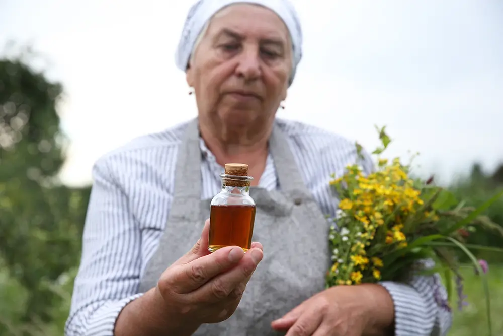 Tinktury s alkoholem využívaly již naše prababičky, které dobře věděly, že alkohol dokáže z bylinek vytěžit maximum. - Techsvět babička drží bylinnou tinkturu v ruce