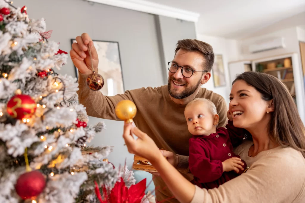 shutterstock_2522383861 - Techsvět Rodina u vánočního stromečku
