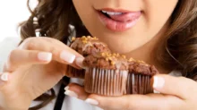 žena jí muffiny