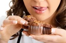 žena jí muffiny