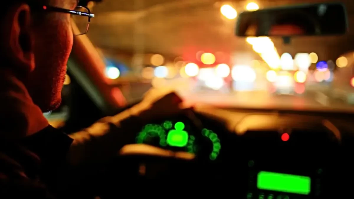 Muž řídící auto