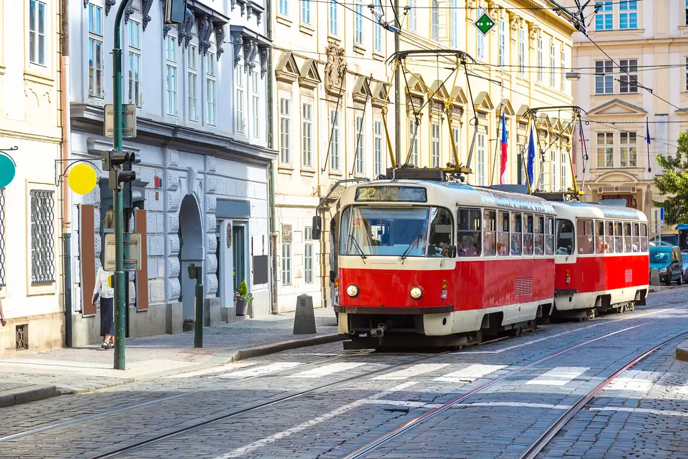 - Techsvět Tramvaj v Praze na zastávce.