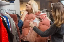žena v obchodě s bundami