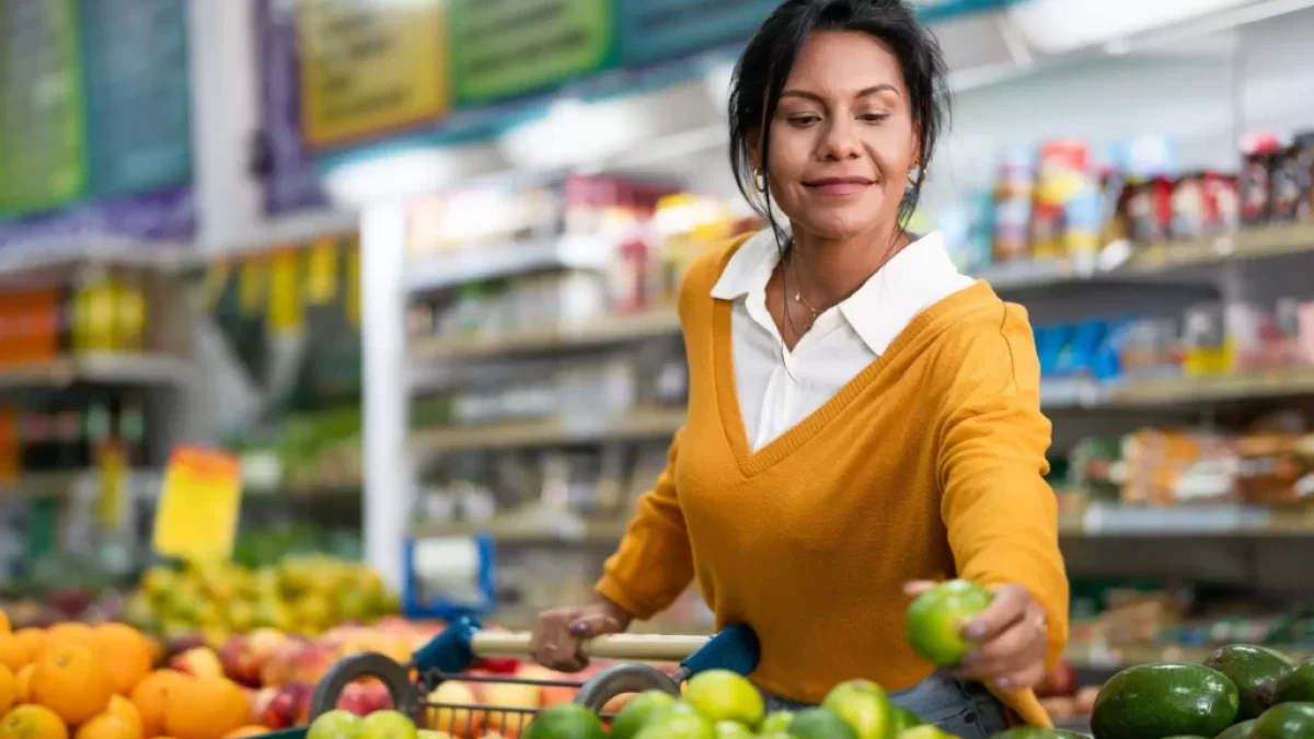 žena vybírá ovoce v supermarketu