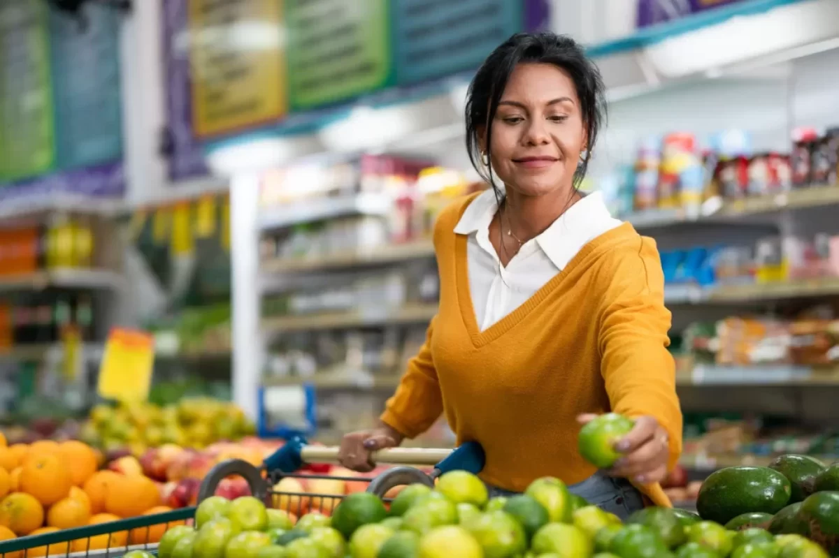 žena vybírá ovoce v supermarketu