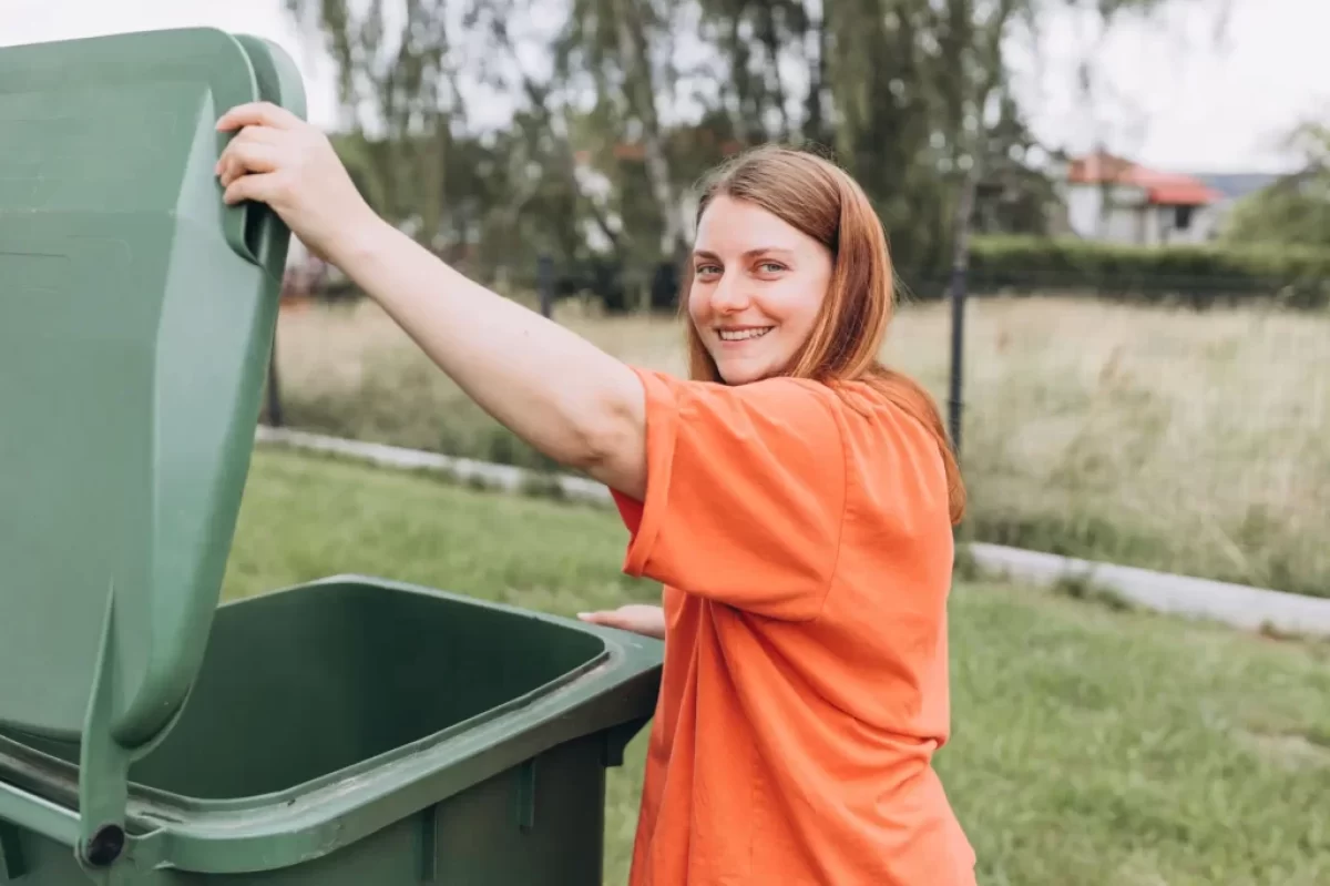 žena u kontejneru