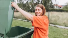 žena u kontejneru