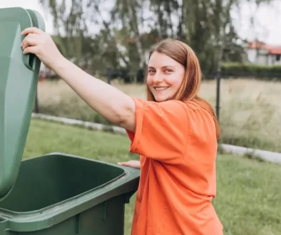 žena u kontejneru
