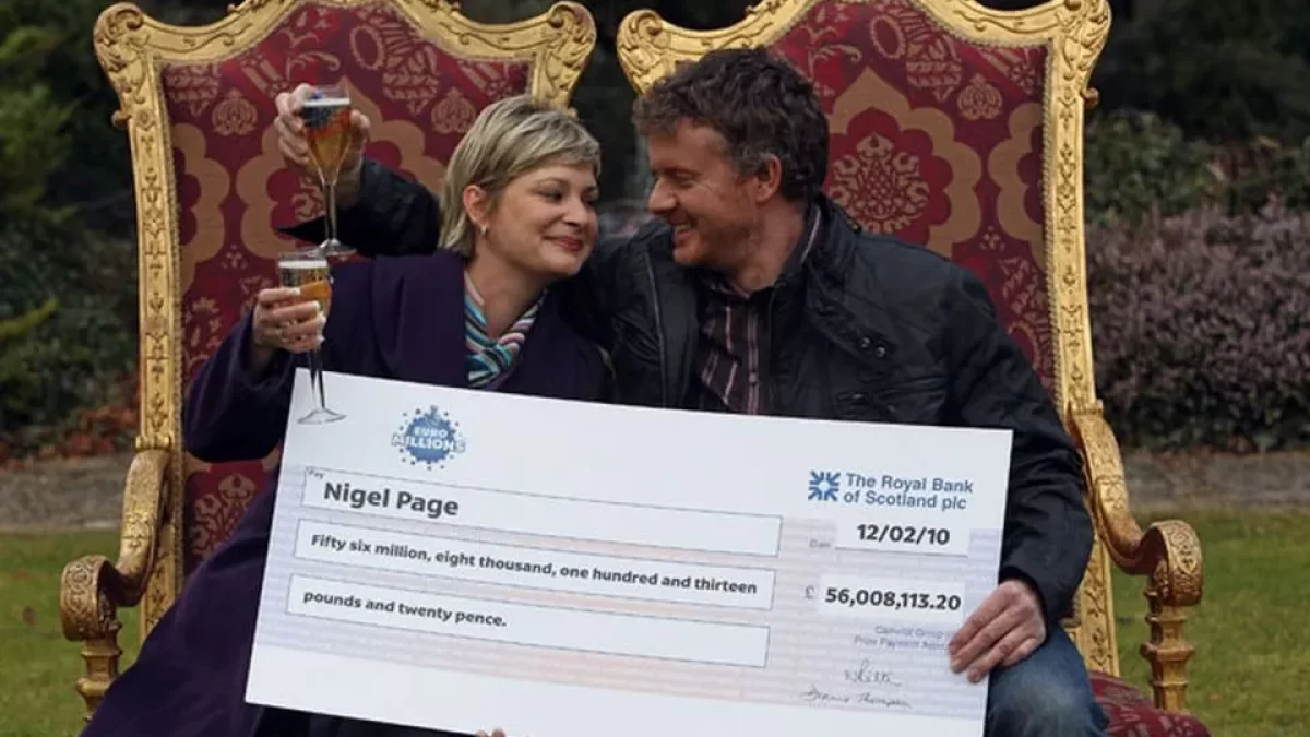 Nigel Page má šek, který vyhrál v loterii