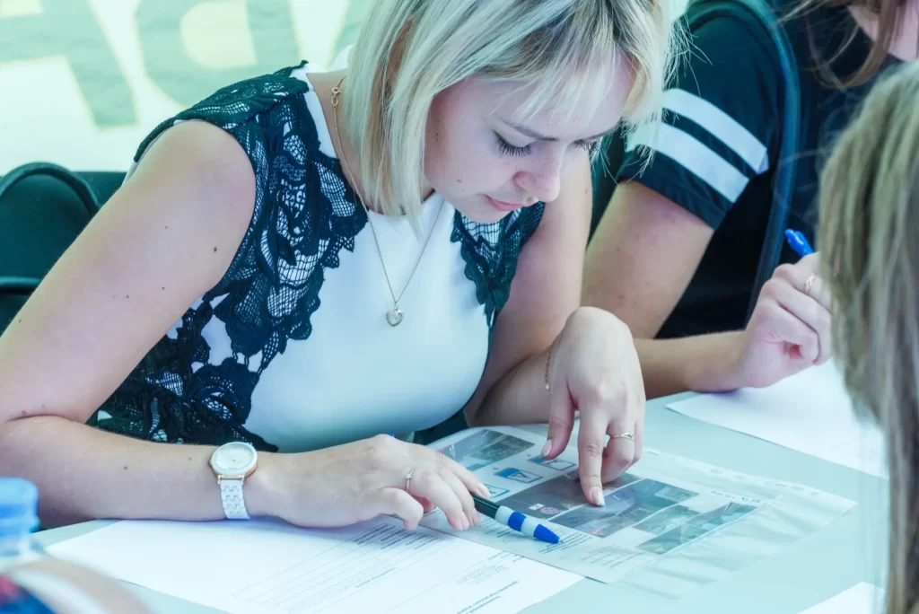 Shutterstock_1139982299 - Techsvět Žena, která si z papíru opakuje otázky do autoškoly