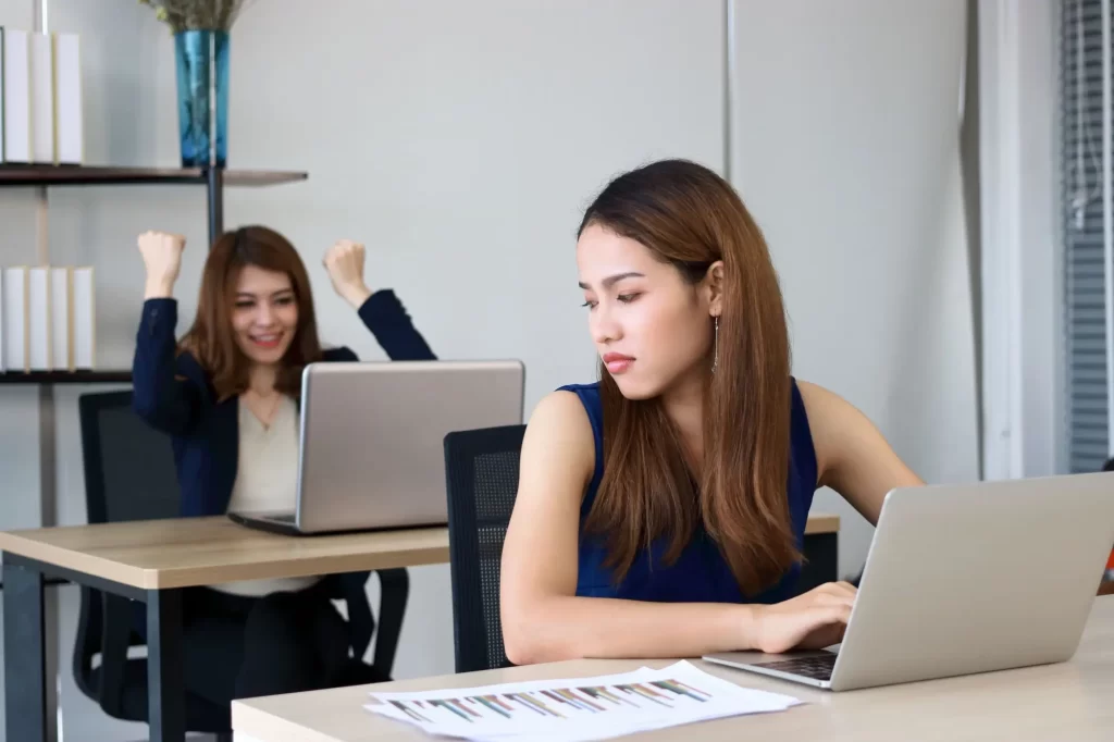 I v práci jsou "záporáci" - Techsvět Závistivá kolegyně se otáčí na spolupracující