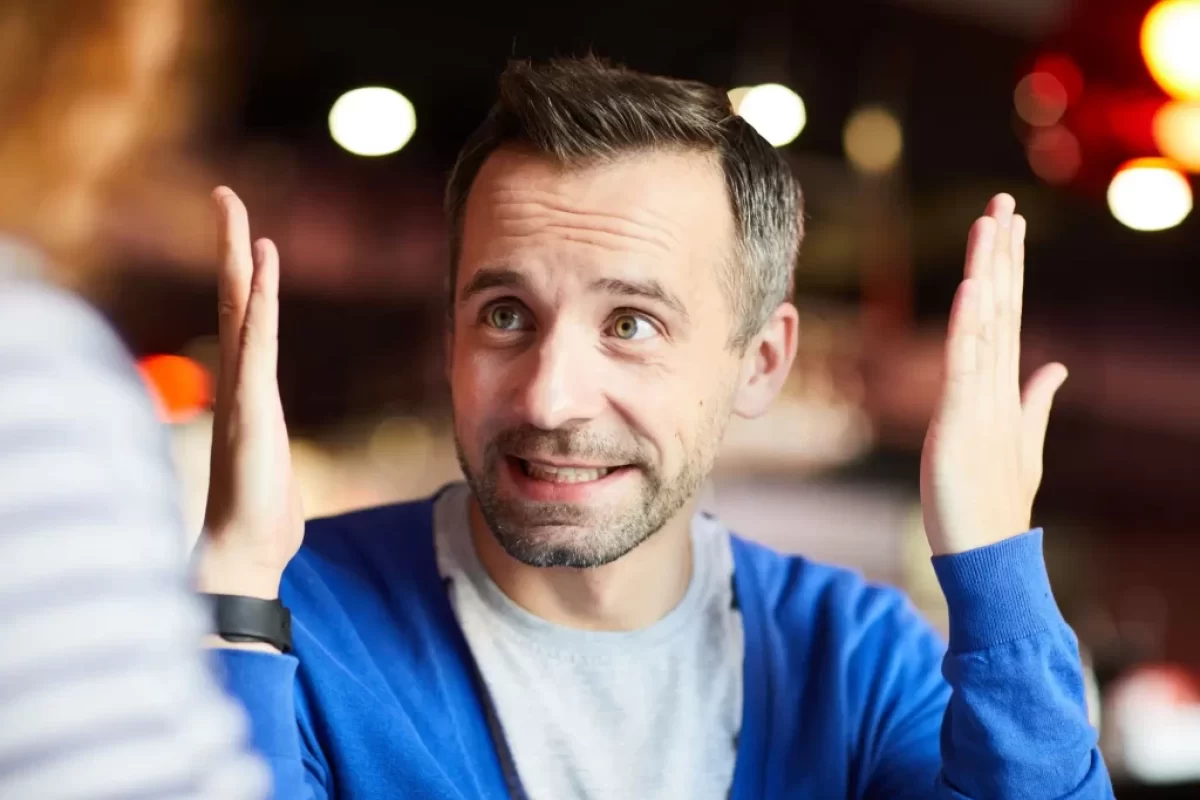 Muž, který dává najevo, že si s něčím neví rady