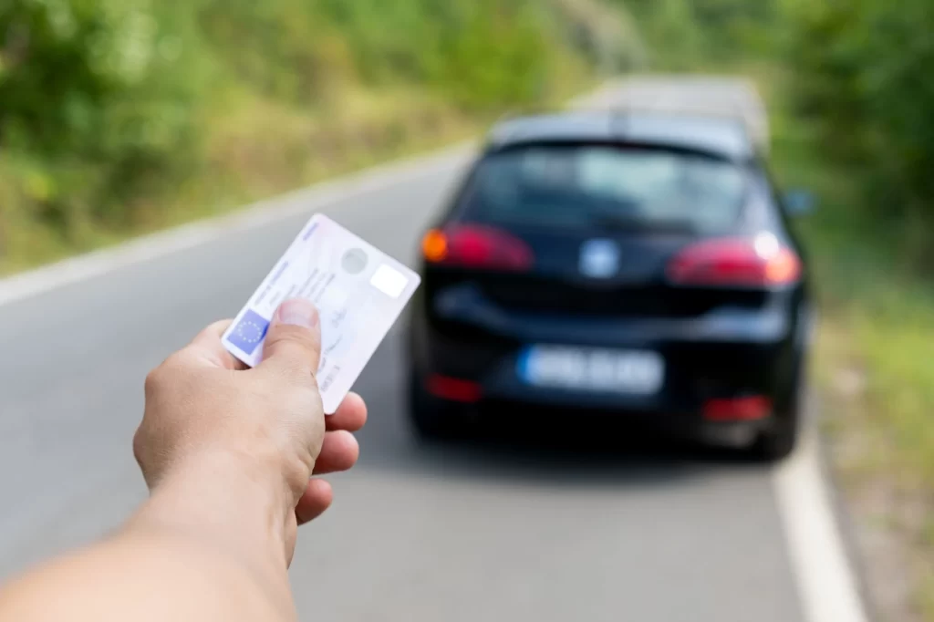 Za neplatný řidičský průkaz hrozí pokuta. Zdroj: Shutterstock - Techsvět Řidičský průkaz