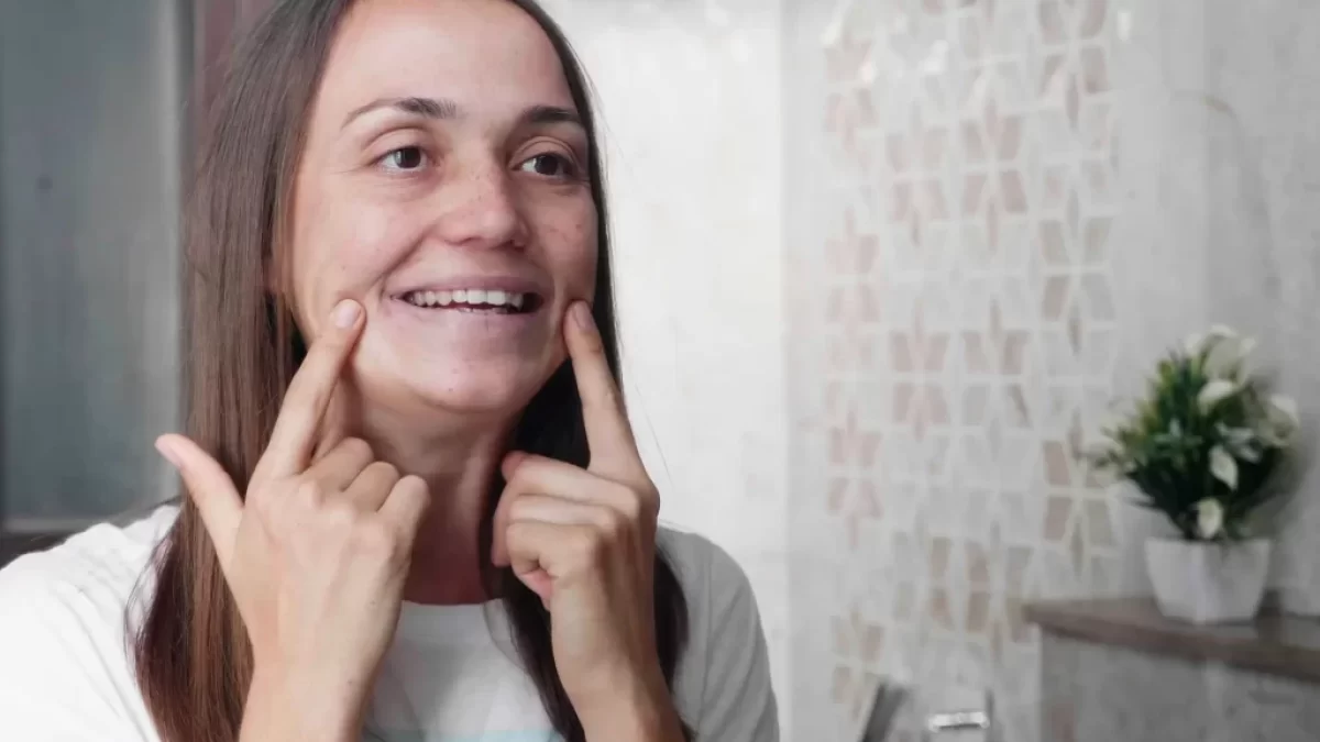 Žena praktikuje obličejovou jógu