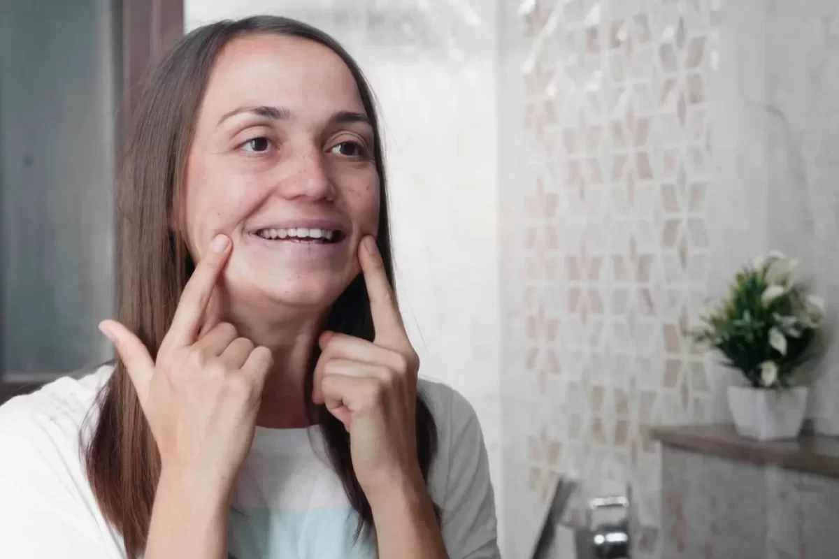 Žena praktikuje obličejovou jógu