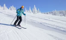 Muž lyžuje na sjezdovce