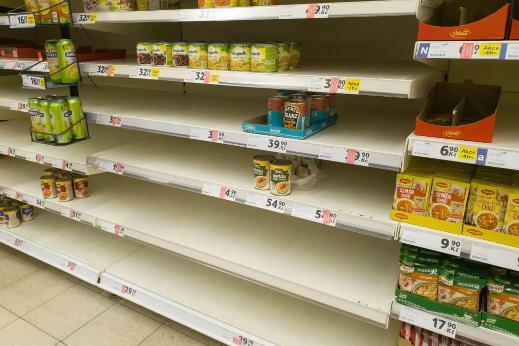 Polo prázdný slevový regál v supermarketu
