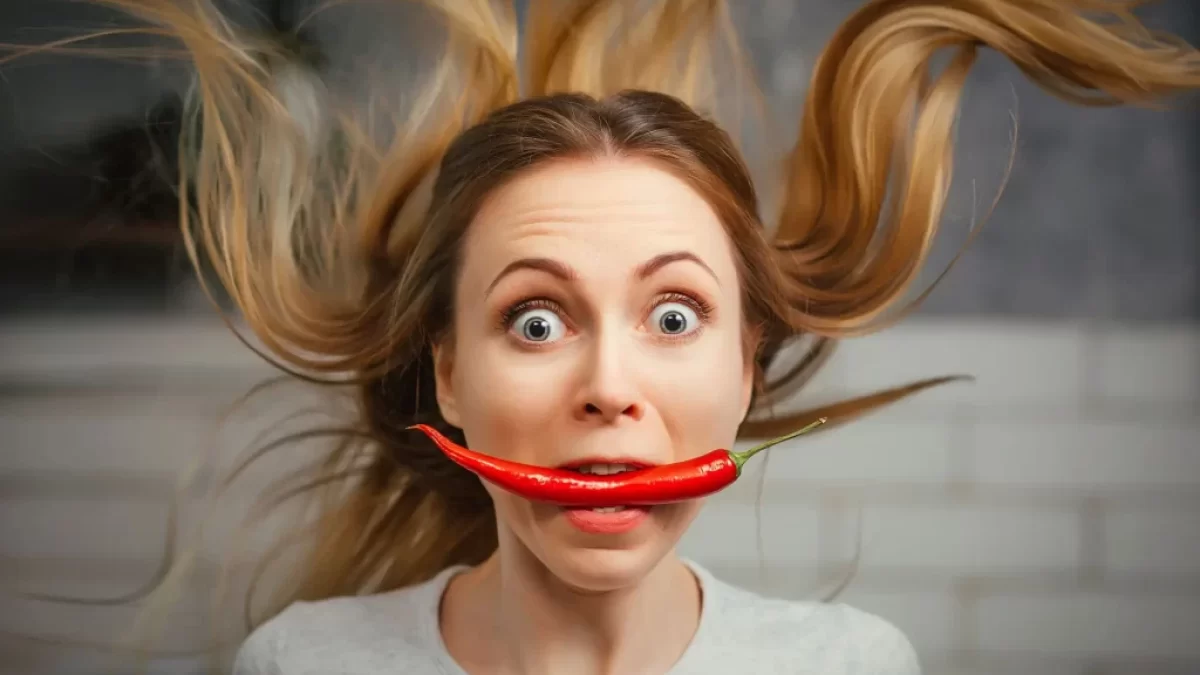 Žena se chystá sníst chilli papričku