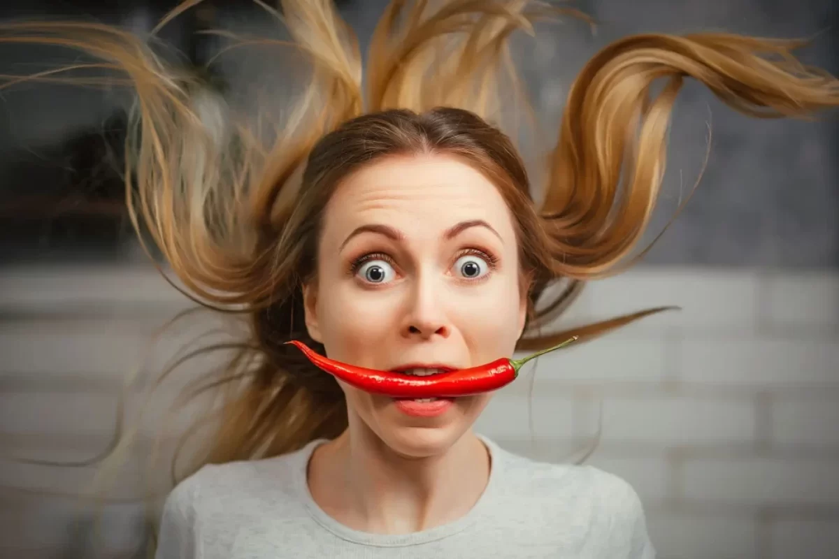 Žena se chystá sníst chilli papričku