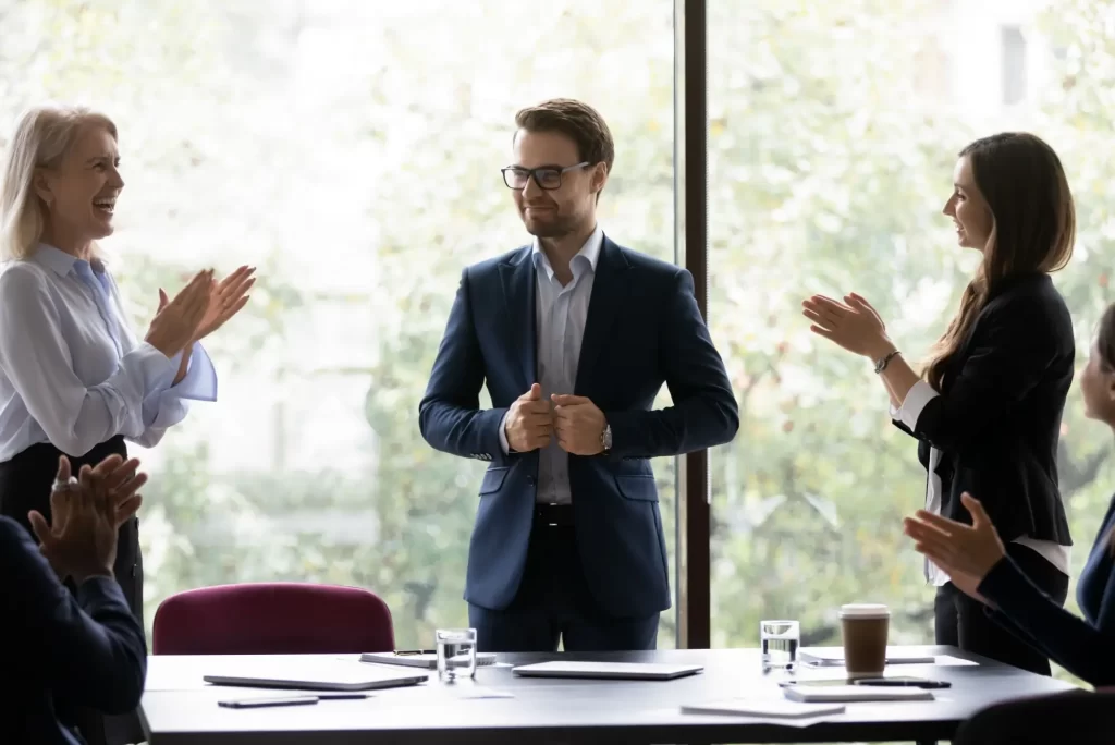 Shutterstock_1779158270 - Techsvět Muž který povýšil v práci a kolegové mu tleskají