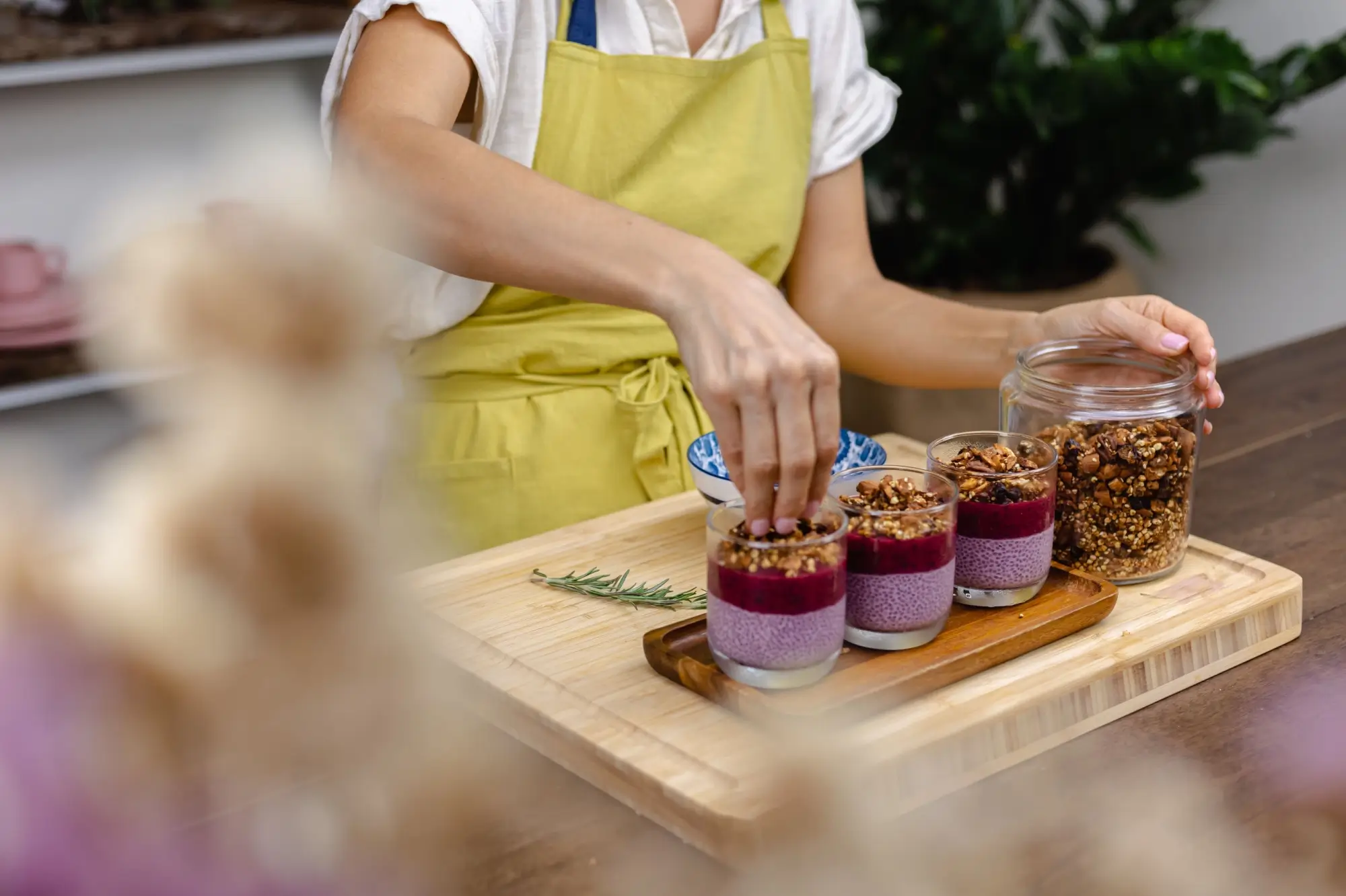 Shutterstock_1783624145 - Techsvět Žena připravuje chia puding.