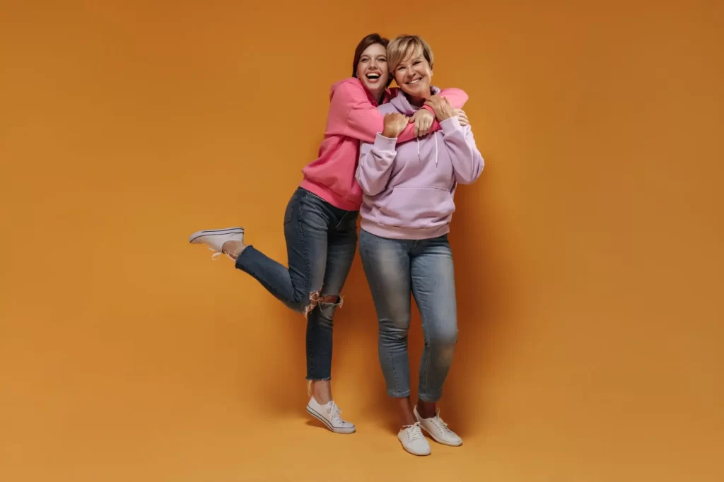 Skinny jeans mohou opticky opravdu nepříjemně rozšířit nohy a neodpustí jedinou nedokonalost - Techsvět dvě šťastné ženy se objímají