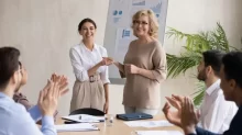 úspěšné ženy na pracovišti prezentují projekt