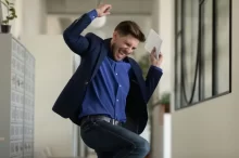 šťastný muž skáče radostí