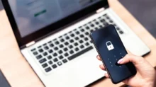 mobil s podvodnou zprávou