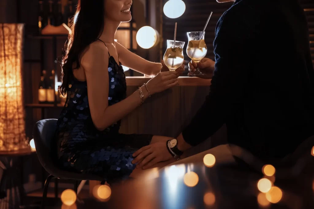 žena s mužem flirtují na rande v baru