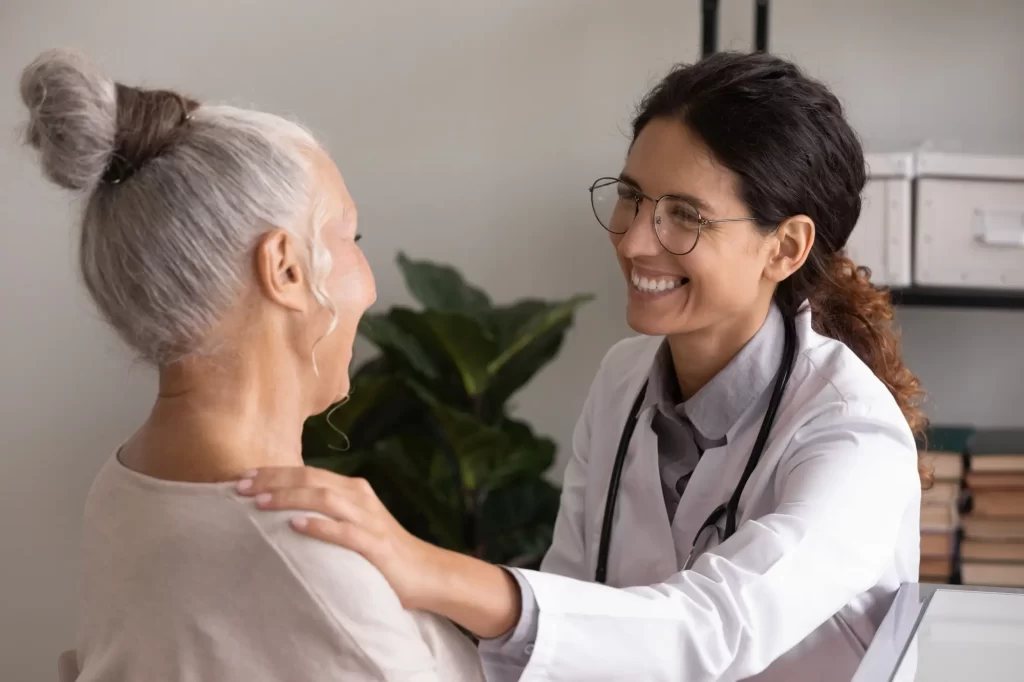 Shutterstock_1971115016 - Techsvět Starší žena u doktorky