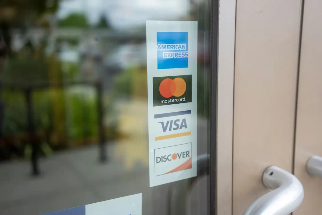 Shutterstock_2039576123 - Techsvět Vstupní dveře s nálepkami Visa a Mastercard