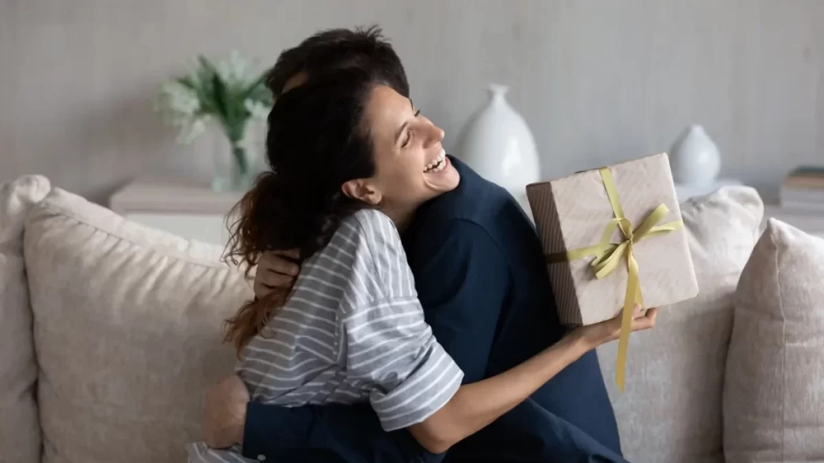 Žena, která obdržela dárek a raduje se