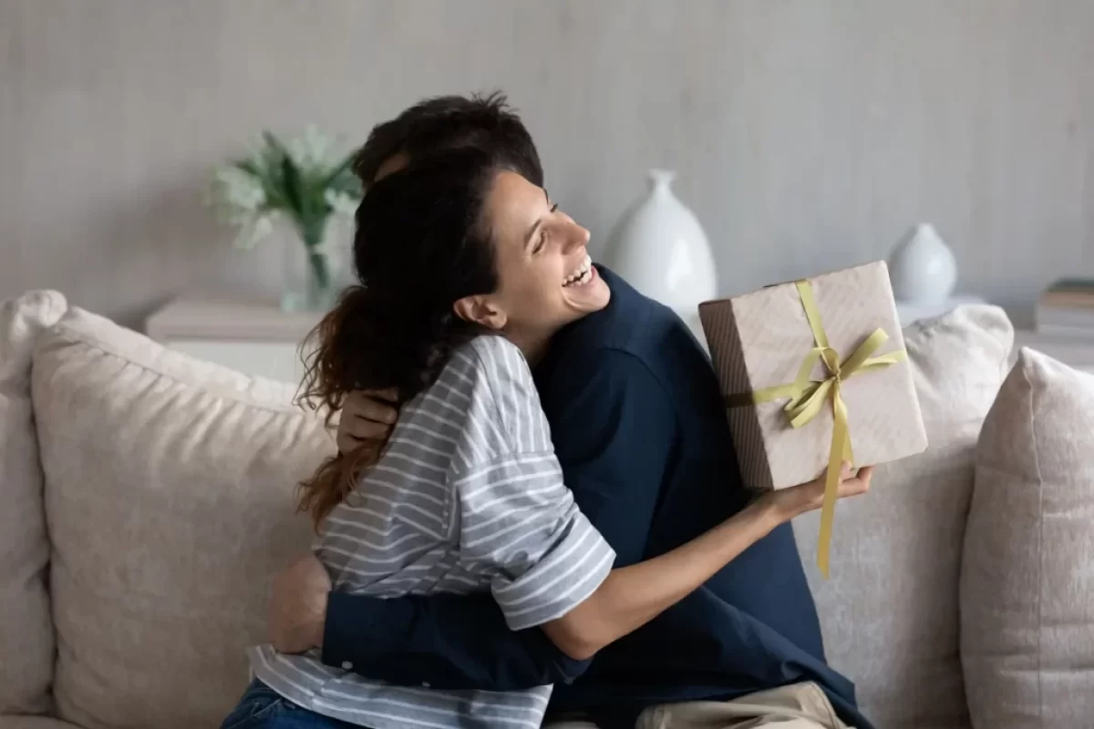 Žena, která obdržela dárek a raduje se