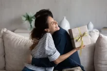 Žena, která obdržela dárek a raduje se
