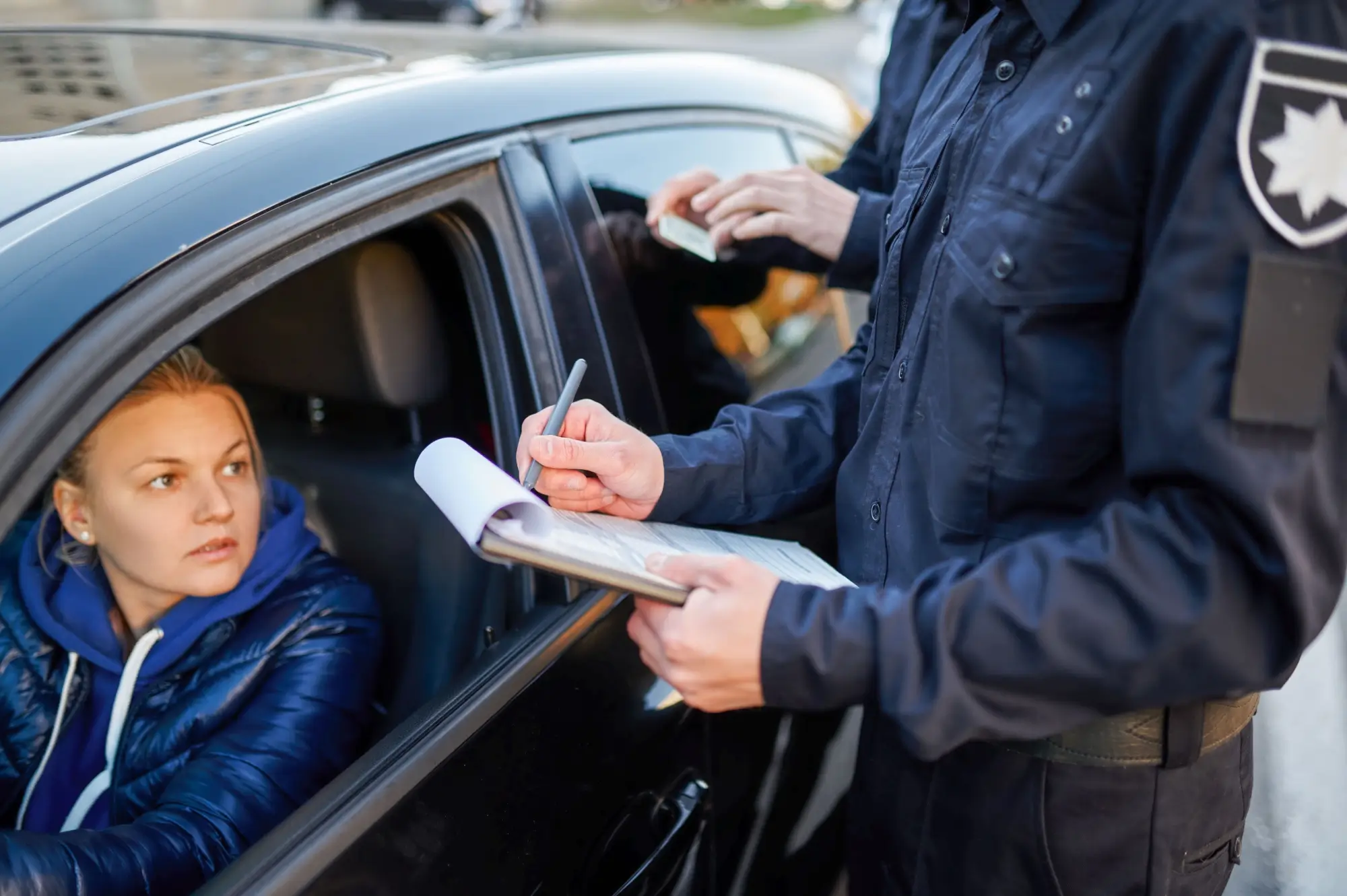 Shutterstock_2079215143 - Techsvět Žena při policejní kontrole.