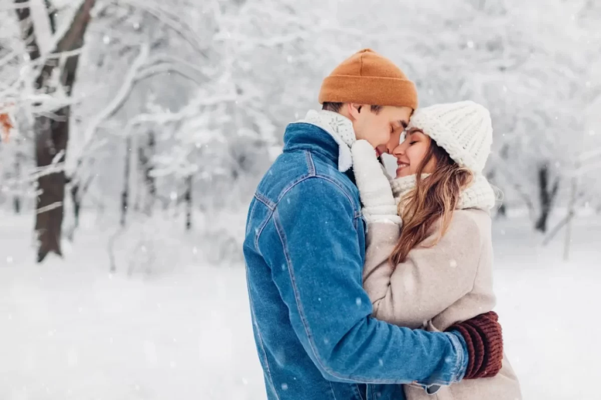 pár se k sobě v zimě venku tulí