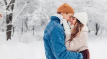pár se k sobě v zimě venku tulí
