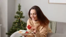 Žena si pochutnává na vánočním cukroví
