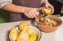 Muž, který loupe brambory