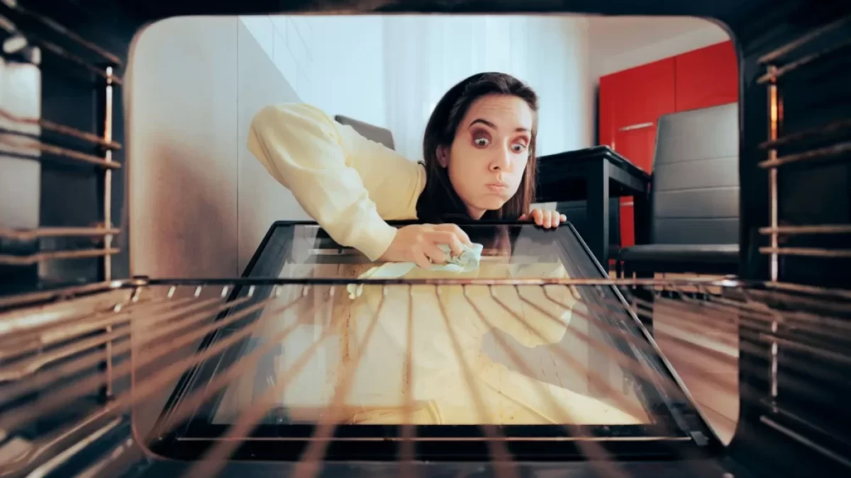 žena čistí troubu