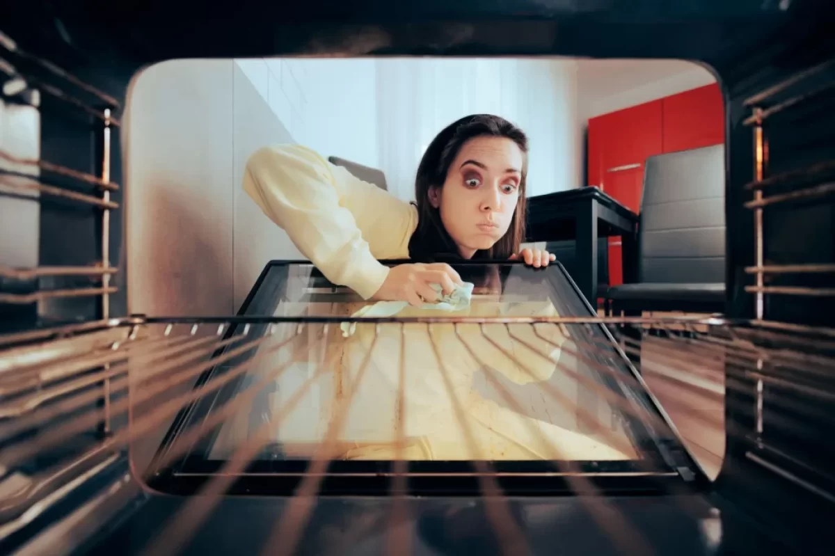 žena čistí troubu