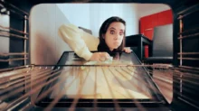 žena čistí troubu