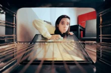 žena čistí troubu