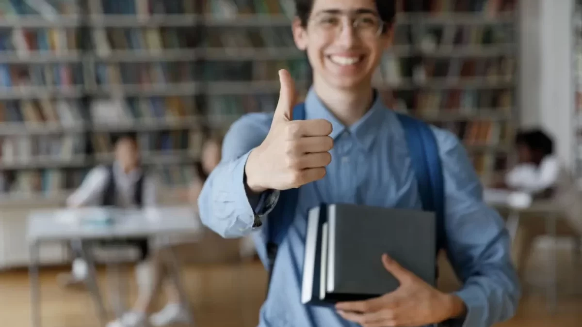 student ve školní knihovně