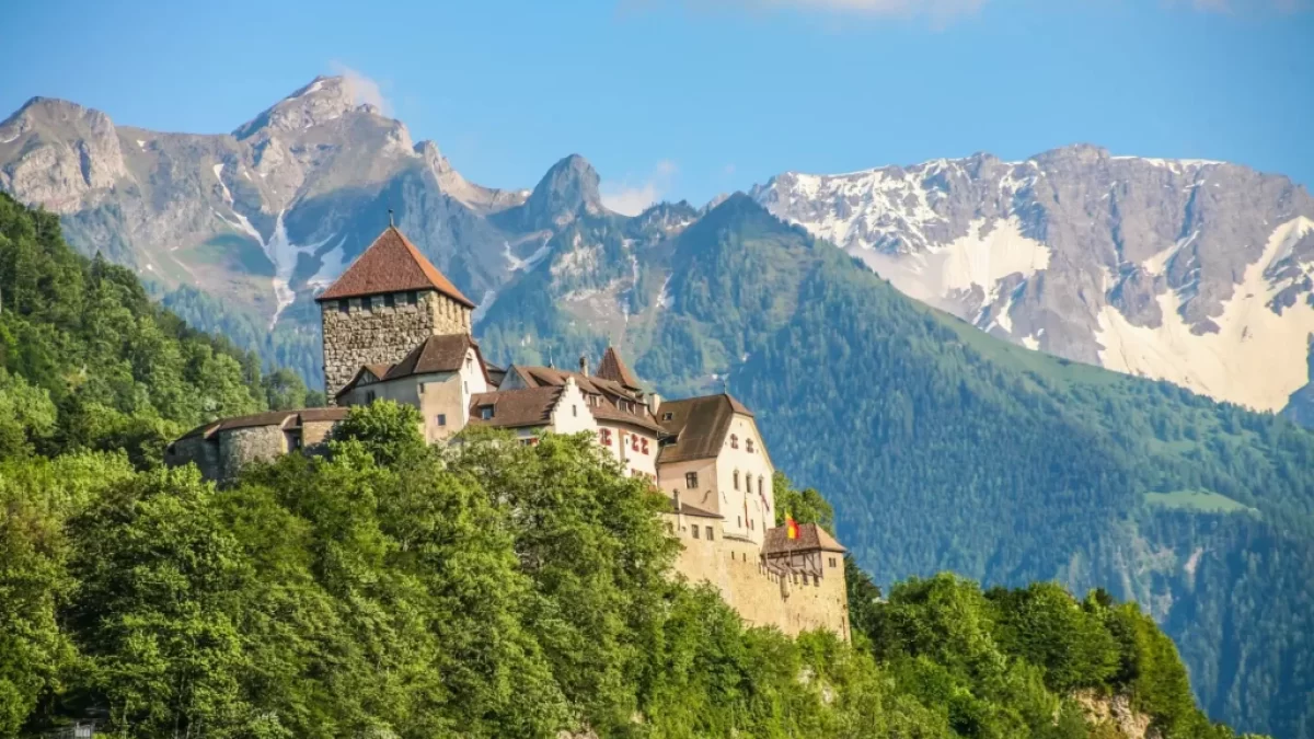 Výhled na lichtenštejnský hrad a Alpy v pozadí