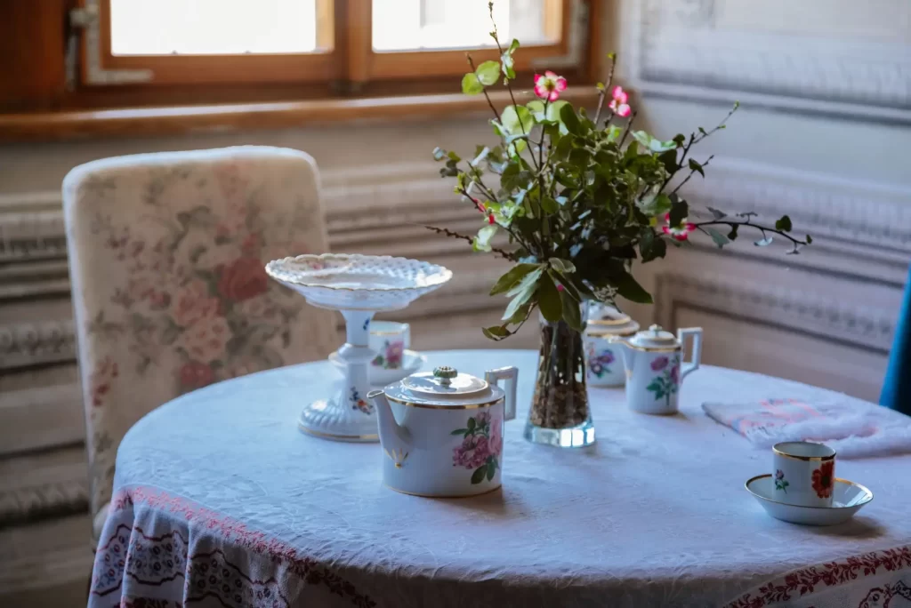 Shutterstock_2165225915 - Techsvět Porcelánová souprava na stole